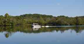 Memphis: nature, lake, motor-boating fisherman